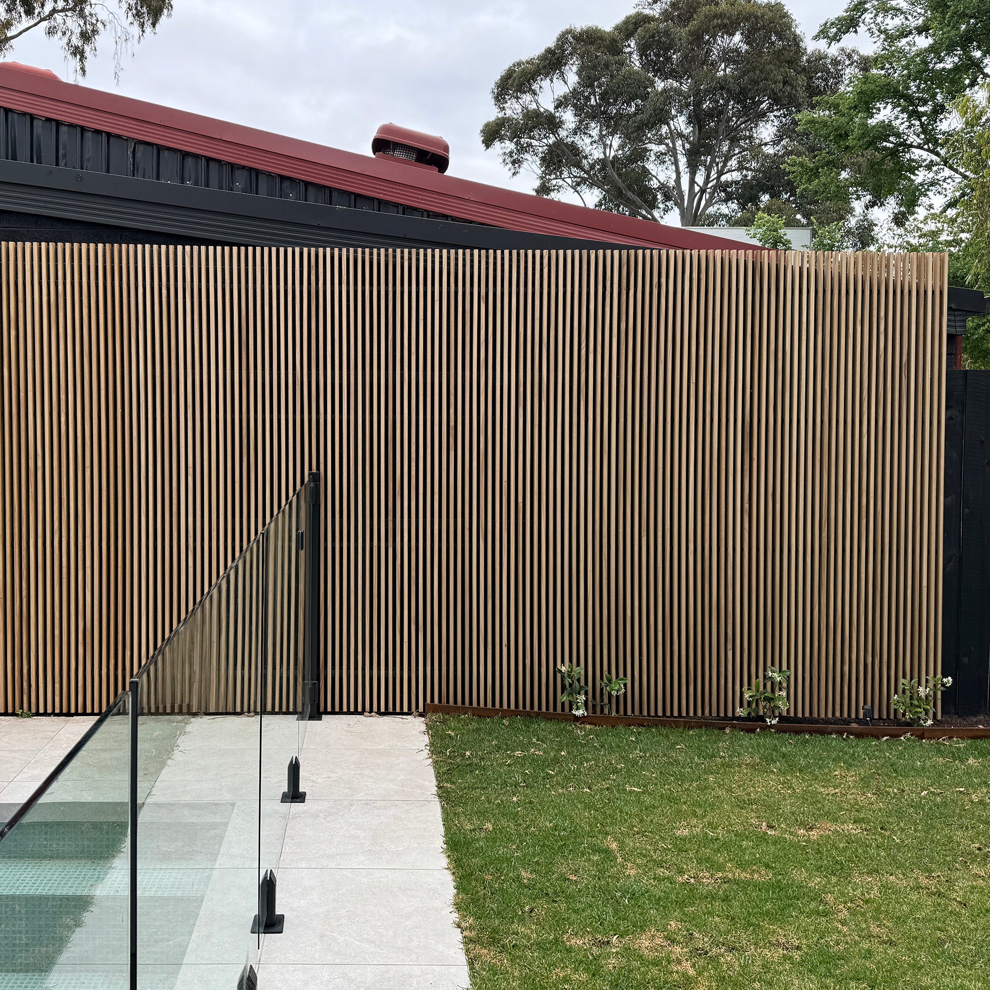 WOODFLEX Outdoor Hard Wood Slat Wall Fence Batten Screen Cladding - 24 ...