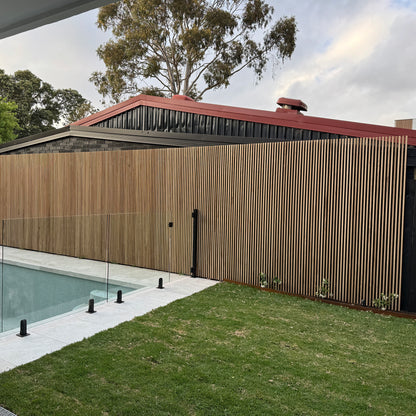 WOODFLEX Flexible Outdoor Hard Wood Batten Pool Fence Cladding - Oak & Black - 2400mm x 600mm