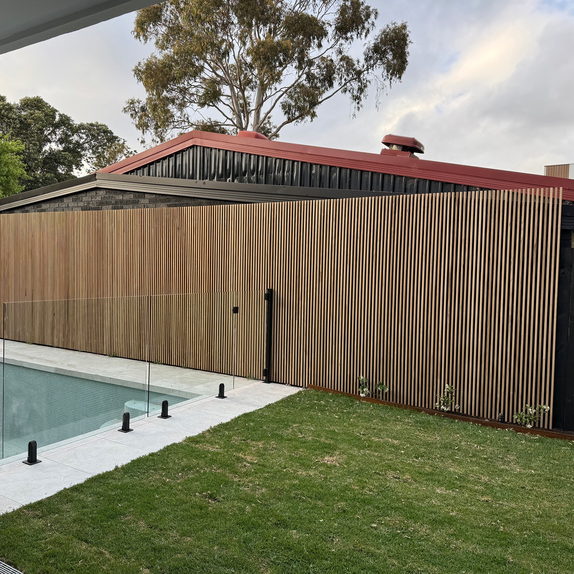 WOODFLEX Outdoor Hard Wood Slat Wall Fence Batten Screen Cladding - 24 ...