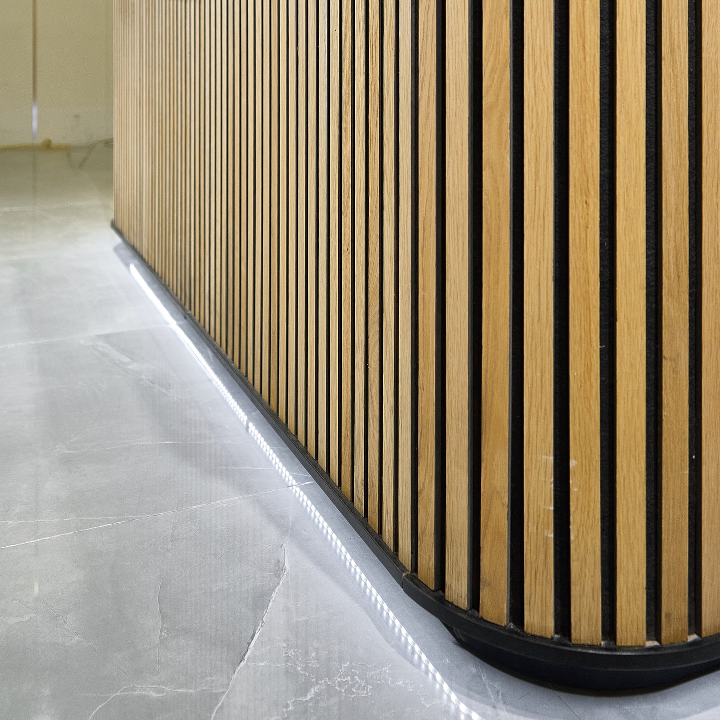 HALO Reception Desk 180cm - Oak / Black on Black
